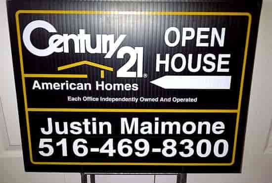 Lettering on an Open House sign
