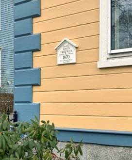 Black lettering on a house sign