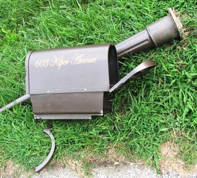 Vinyl lettering on a mailbox