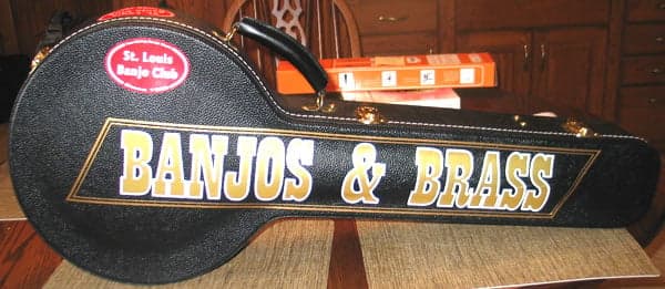 Vinyl lettering on a banjo case Vinyl lettering on a banjo case